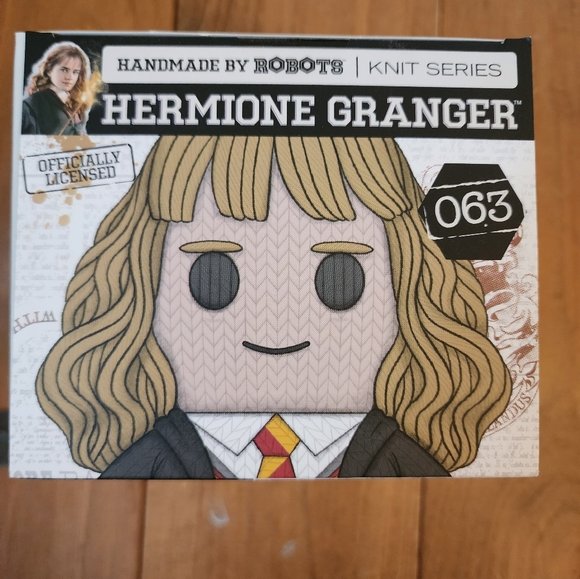 Hermione Granger Collectible Vinyl Figurine - Picture 4 of 9